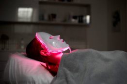 istockphoto-1920066101-612×612 Photodynamic therapy. Cosmetic face mask. the girl is wearing a mask. Health and beauty.